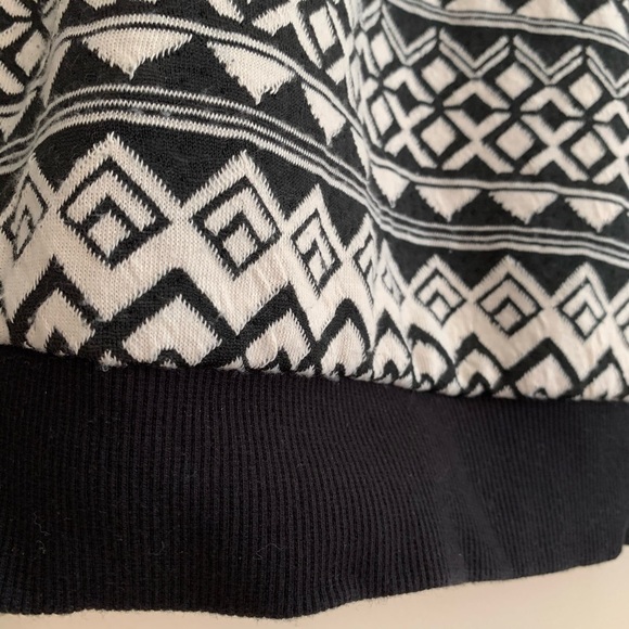 🦋 F21 - Bold Knit Sweater 🦋 - Picture 3 of 5